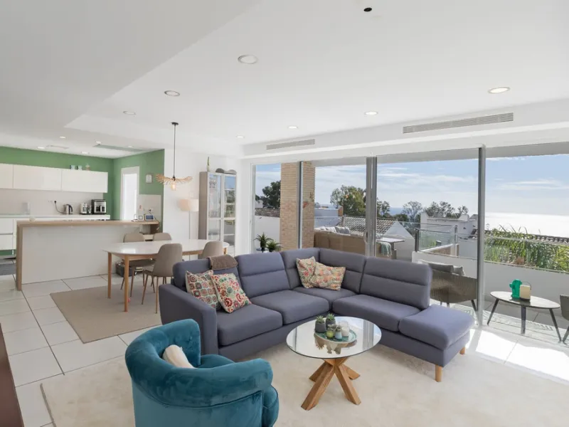 Modern villa with spectacular panoramic views of the Mediterranean, located in one of the most exclusive areas of Benalmádena, next to the Casablanca natural park. In a peaceful setting close to the village, this south-facing, bright property offers spaci