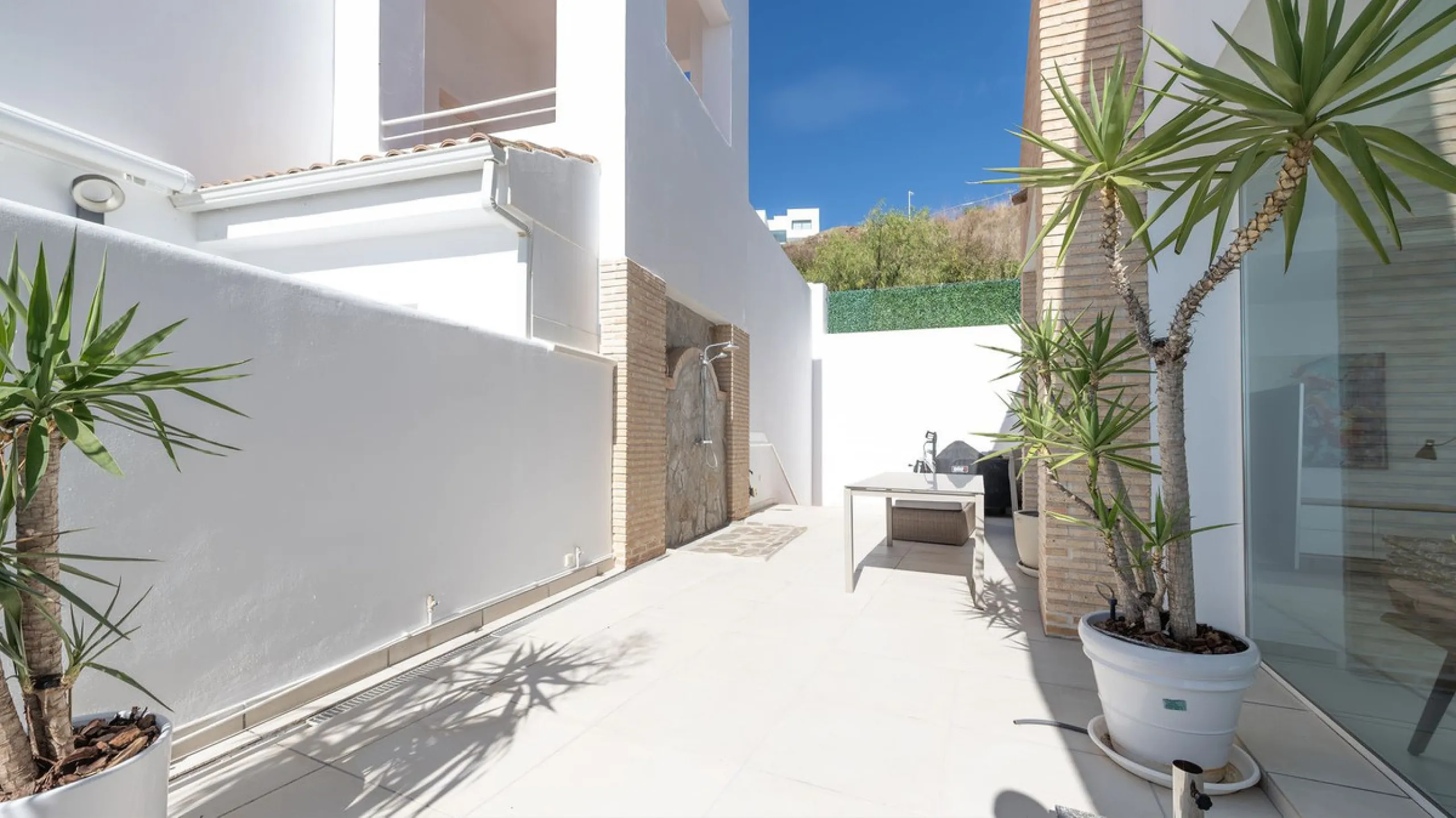 Modern villa with spectacular panoramic views of the Mediterranean, located in one of the most exclusive areas of Benalmádena, next to the Casablanca natural park. In a peaceful setting close to the village, this south-facing, bright property offers spaci
