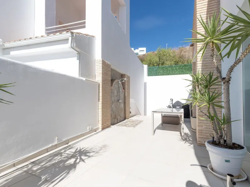 Modern villa with spectacular panoramic views of the Mediterranean, located in one of the most exclusive areas of Benalmádena, next to the Casablanca natural park. In a peaceful setting close to the village, this south-facing, bright property offers spaci
