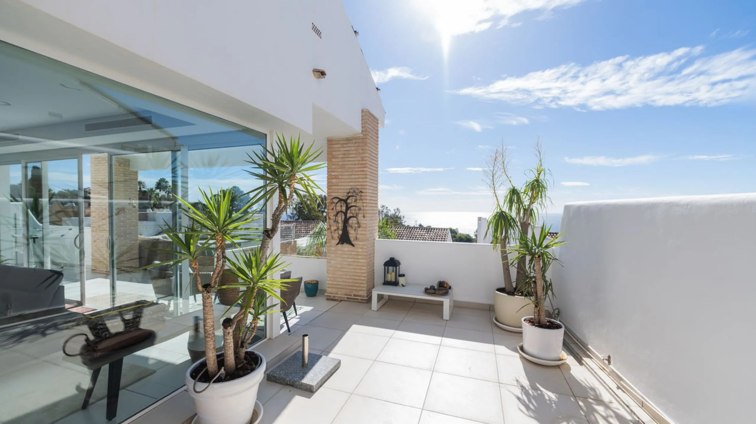 Modern villa with spectacular panoramic views of the Mediterranean, located in one of the most exclusive areas of Benalmádena, next to the Casablanca natural park. In a peaceful setting close to the village, this south-facing, bright property offers spaci