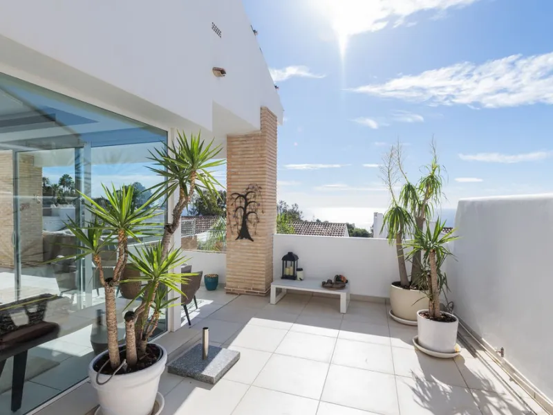 Modern villa with spectacular panoramic views of the Mediterranean, located in one of the most exclusive areas of Benalmádena, next to the Casablanca natural park. In a peaceful setting close to the village, this south-facing, bright property offers spaci