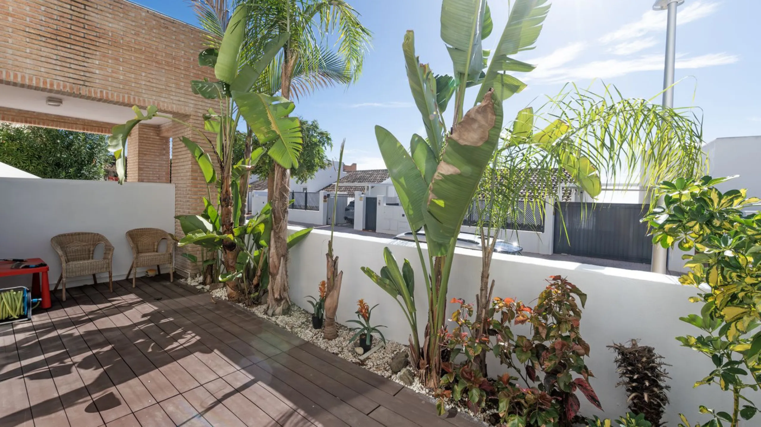 Modern villa with spectacular panoramic views of the Mediterranean, located in one of the most exclusive areas of Benalmádena, next to the Casablanca natural park. In a peaceful setting close to the village, this south-facing, bright property offers spaci