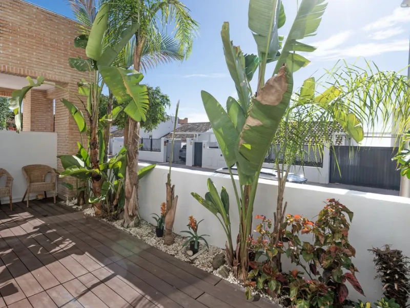 Modern villa with spectacular panoramic views of the Mediterranean, located in one of the most exclusive areas of Benalmádena, next to the Casablanca natural park. In a peaceful setting close to the village, this south-facing, bright property offers spaci