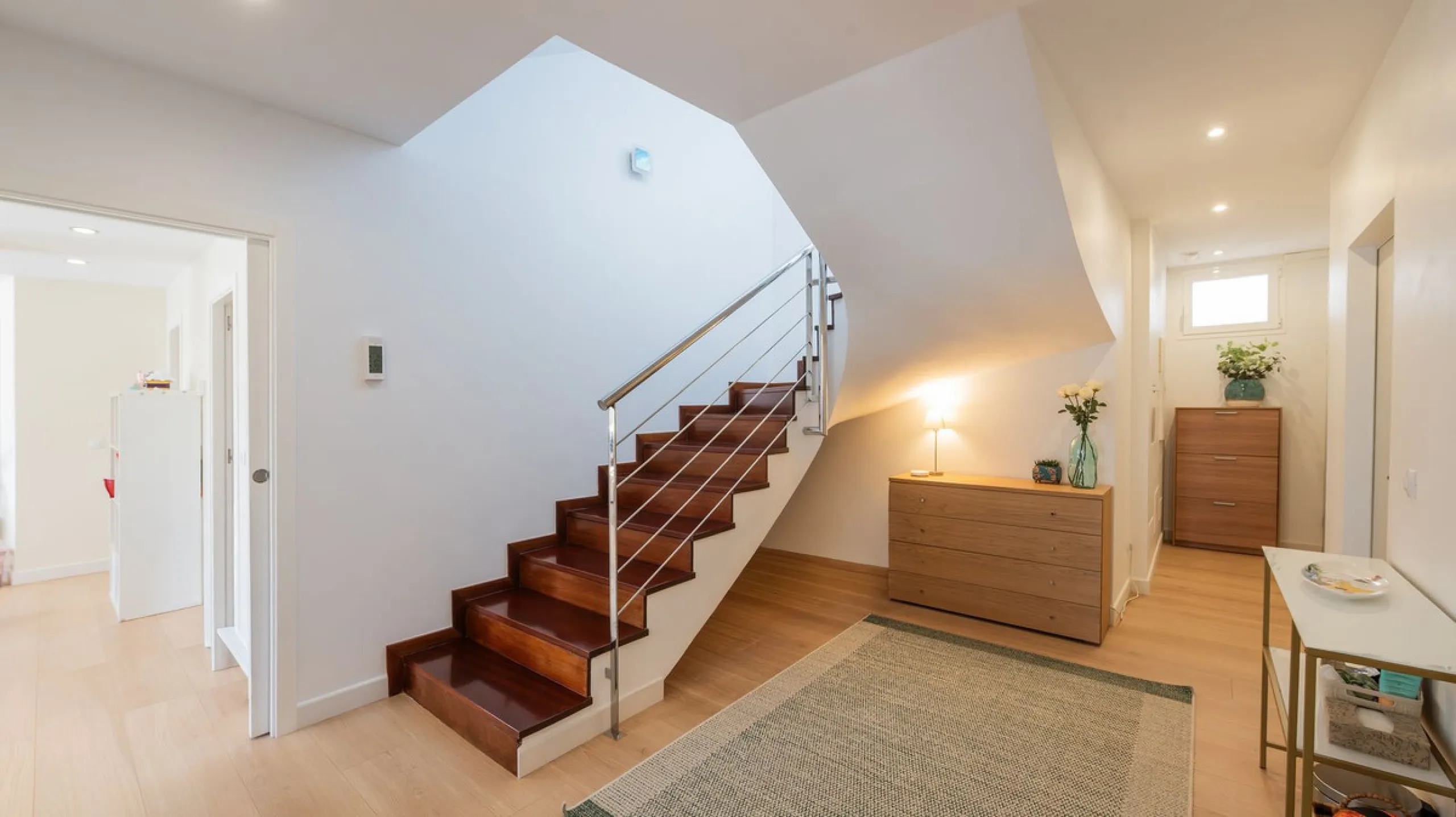 Modern villa with spectacular panoramic views of the Mediterranean, located in one of the most exclusive areas of Benalmádena, next to the Casablanca natural park. In a peaceful setting close to the village, this south-facing, bright property offers spaci