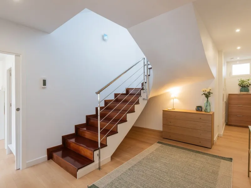 Modern villa with spectacular panoramic views of the Mediterranean, located in one of the most exclusive areas of Benalmádena, next to the Casablanca natural park. In a peaceful setting close to the village, this south-facing, bright property offers spaci