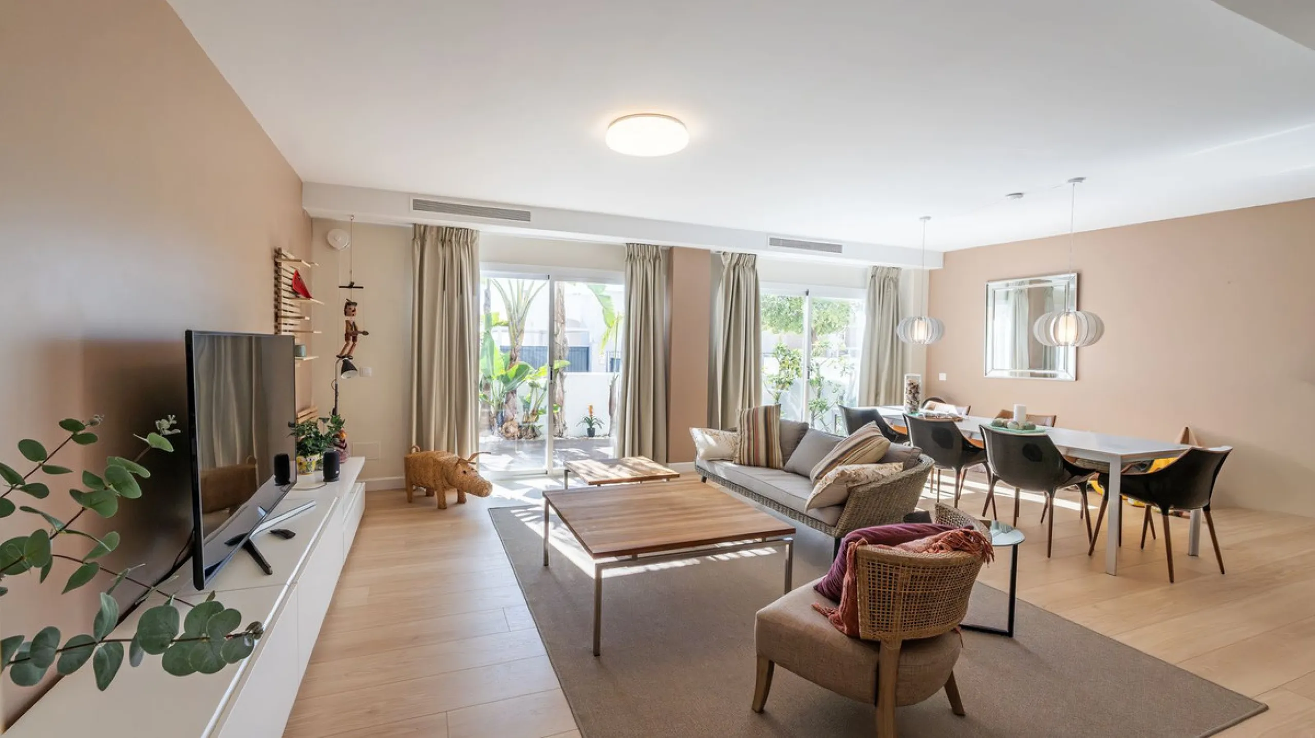 Modern villa with spectacular panoramic views of the Mediterranean, located in one of the most exclusive areas of Benalmádena, next to the Casablanca natural park. In a peaceful setting close to the village, this south-facing, bright property offers spaci