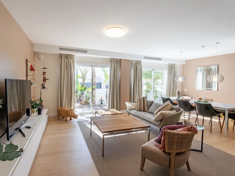 Modern villa with spectacular panoramic views of the Mediterranean, located in one of the most exclusive areas of Benalmádena, next to the Casablanca natural park. In a peaceful setting close to the village, this south-facing, bright property offers spaci