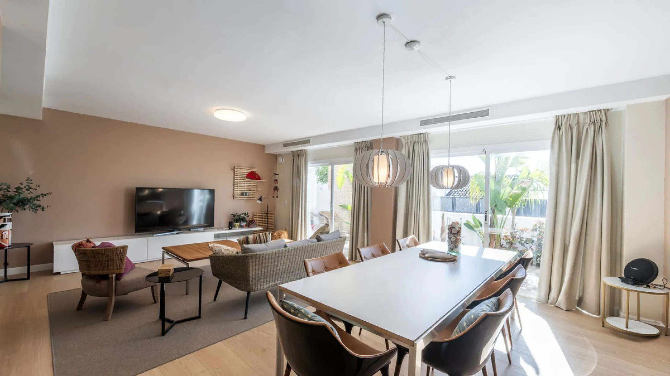 Modern villa with spectacular panoramic views of the Mediterranean, located in one of the most exclusive areas of Benalmádena, next to the Casablanca natural park. In a peaceful setting close to the village, this south-facing, bright property offers spaci