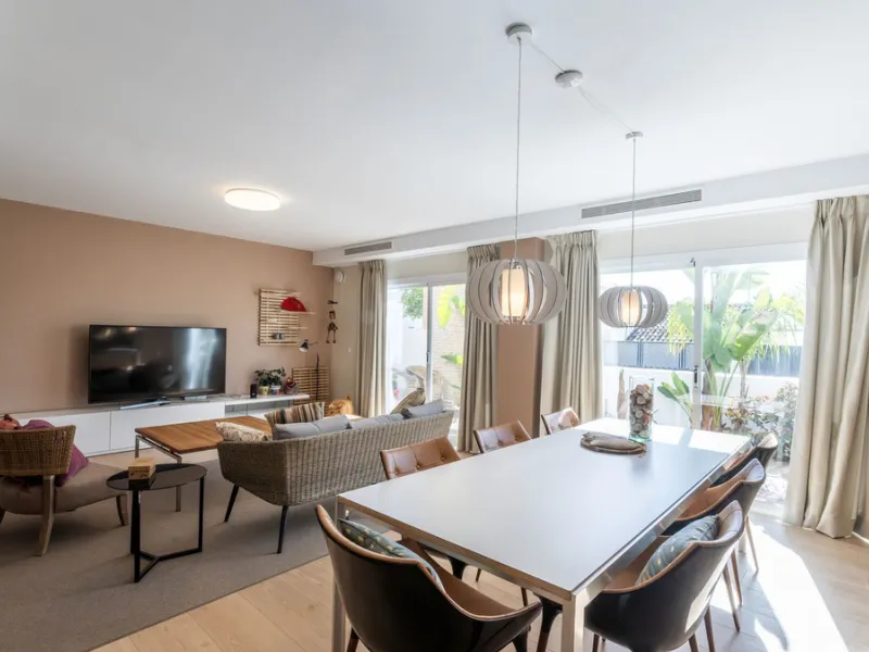 Modern villa with spectacular panoramic views of the Mediterranean, located in one of the most exclusive areas of Benalmádena, next to the Casablanca natural park. In a peaceful setting close to the village, this south-facing, bright property offers spaci