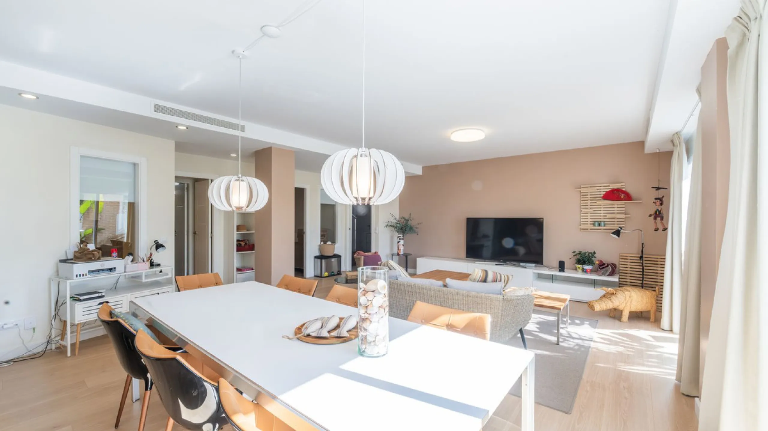 Modern villa with spectacular panoramic views of the Mediterranean, located in one of the most exclusive areas of Benalmádena, next to the Casablanca natural park. In a peaceful setting close to the village, this south-facing, bright property offers spaci