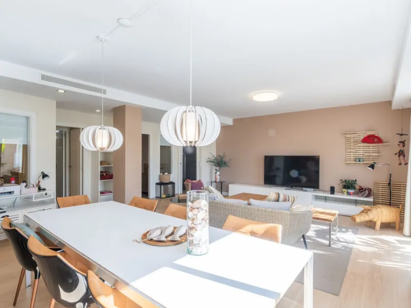 Modern villa with spectacular panoramic views of the Mediterranean, located in one of the most exclusive areas of Benalmádena, next to the Casablanca natural park. In a peaceful setting close to the village, this south-facing, bright property offers spaci