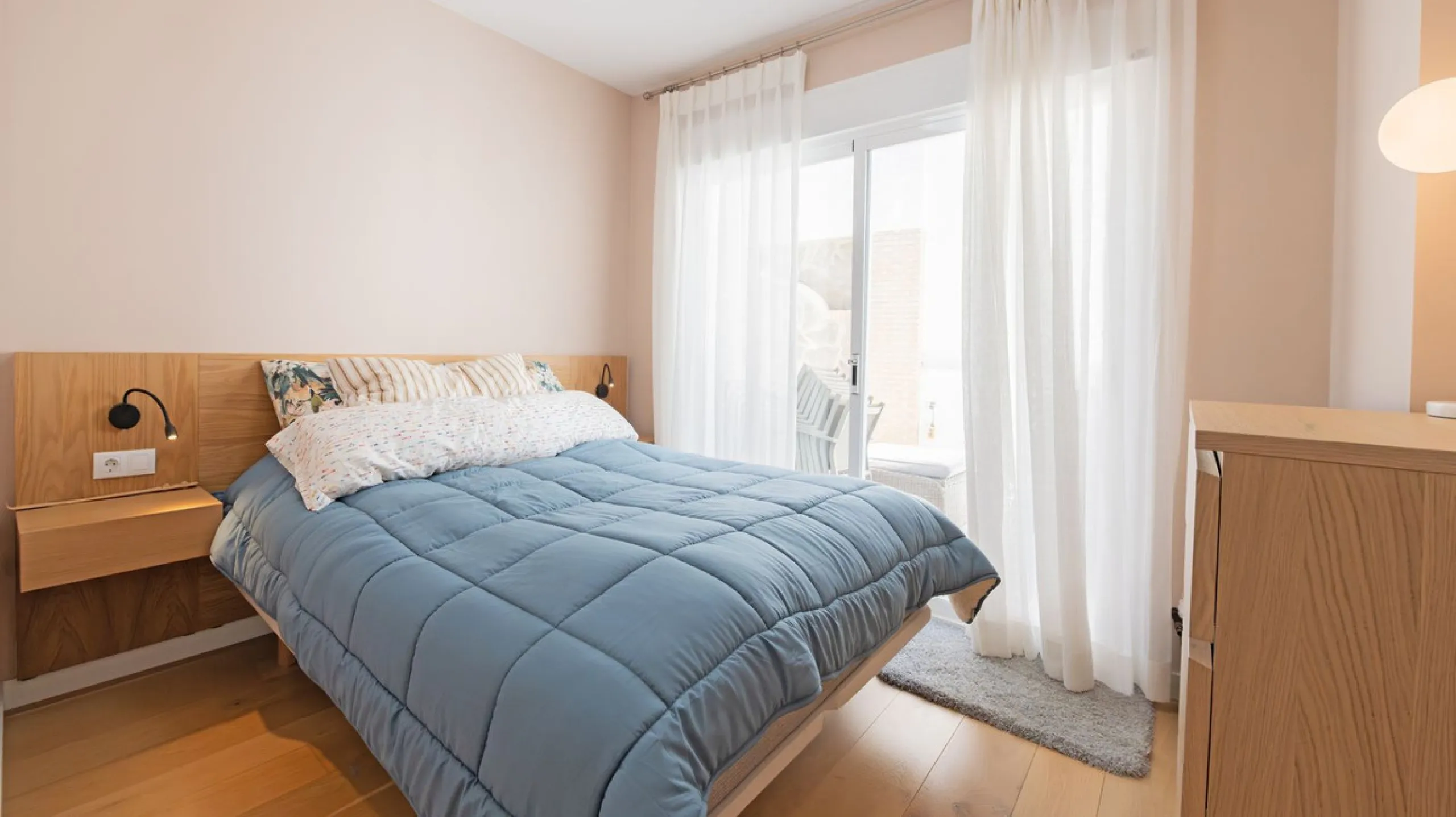 Modern villa with spectacular panoramic views of the Mediterranean, located in one of the most exclusive areas of Benalmádena, next to the Casablanca natural park. In a peaceful setting close to the village, this south-facing, bright property offers spaci