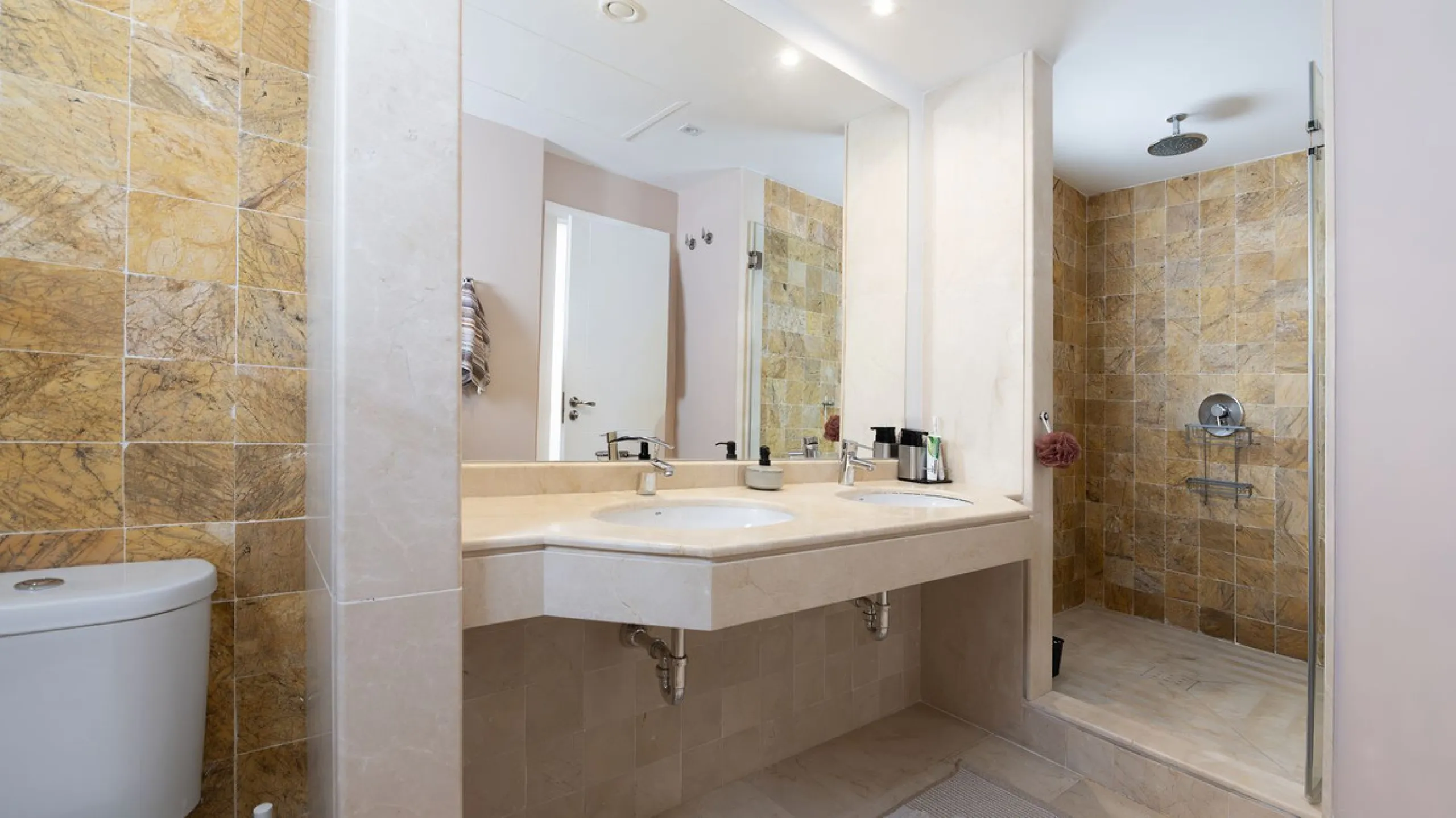 Modern villa with spectacular panoramic views of the Mediterranean, located in one of the most exclusive areas of Benalmádena, next to the Casablanca natural park. In a peaceful setting close to the village, this south-facing, bright property offers spaci