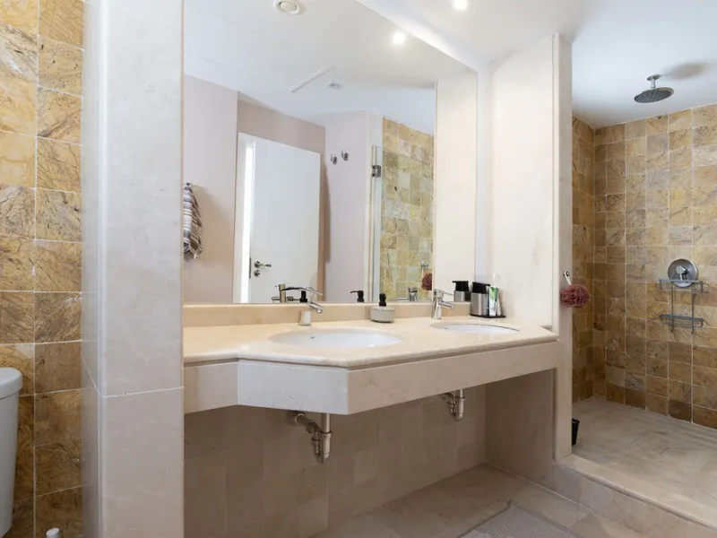 Modern villa with spectacular panoramic views of the Mediterranean, located in one of the most exclusive areas of Benalmádena, next to the Casablanca natural park. In a peaceful setting close to the village, this south-facing, bright property offers spaci