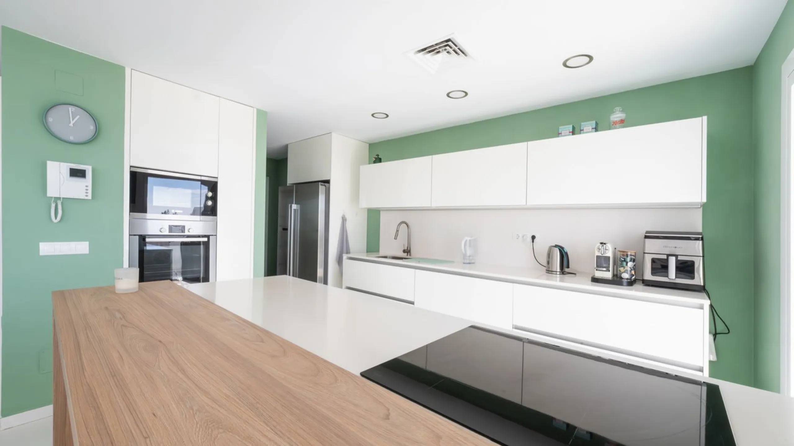 Modern villa with spectacular panoramic views of the Mediterranean, located in one of the most exclusive areas of Benalmádena, next to the Casablanca natural park. In a peaceful setting close to the village, this south-facing, bright property offers spaci