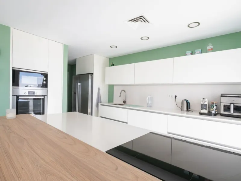 Modern villa with spectacular panoramic views of the Mediterranean, located in one of the most exclusive areas of Benalmádena, next to the Casablanca natural park. In a peaceful setting close to the village, this south-facing, bright property offers spaci