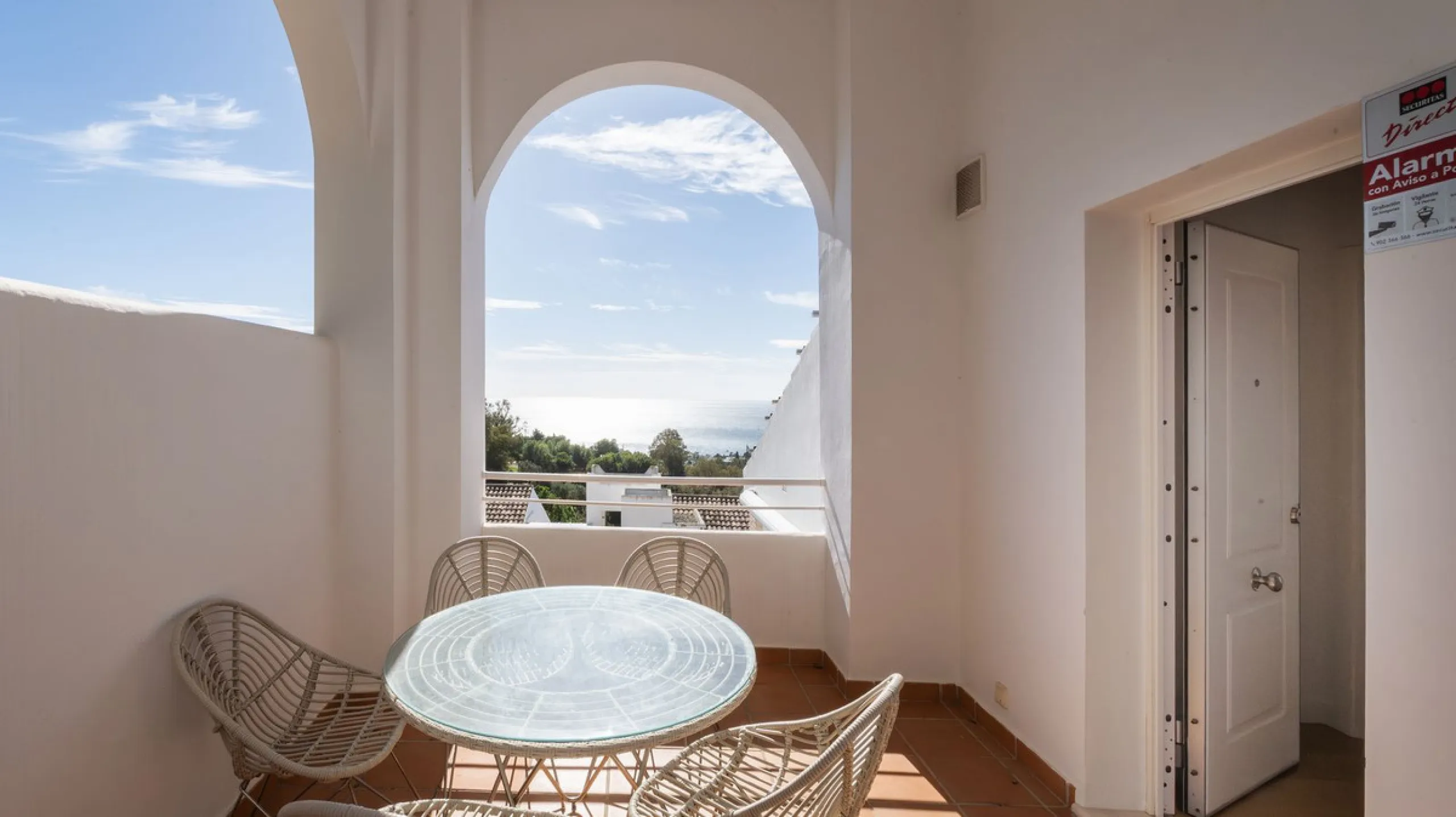 Modern villa with spectacular panoramic views of the Mediterranean, located in one of the most exclusive areas of Benalmádena, next to the Casablanca natural park. In a peaceful setting close to the village, this south-facing, bright property offers spaci