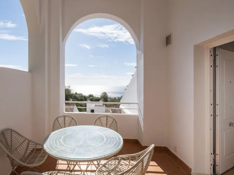 Modern villa with spectacular panoramic views of the Mediterranean, located in one of the most exclusive areas of Benalmádena, next to the Casablanca natural park. In a peaceful setting close to the village, this south-facing, bright property offers spaci