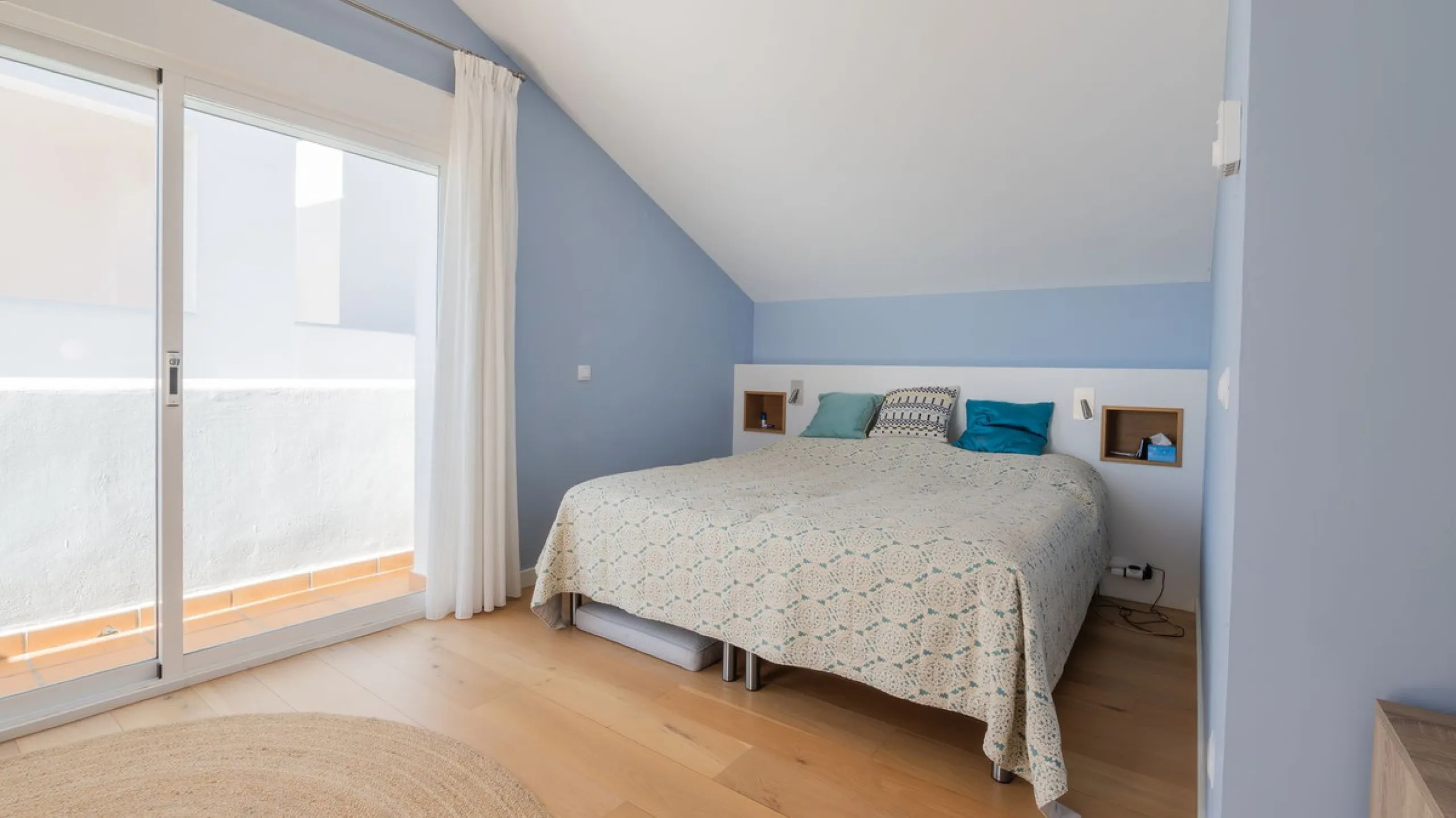 Modern villa with spectacular panoramic views of the Mediterranean, located in one of the most exclusive areas of Benalmádena, next to the Casablanca natural park. In a peaceful setting close to the village, this south-facing, bright property offers spaci