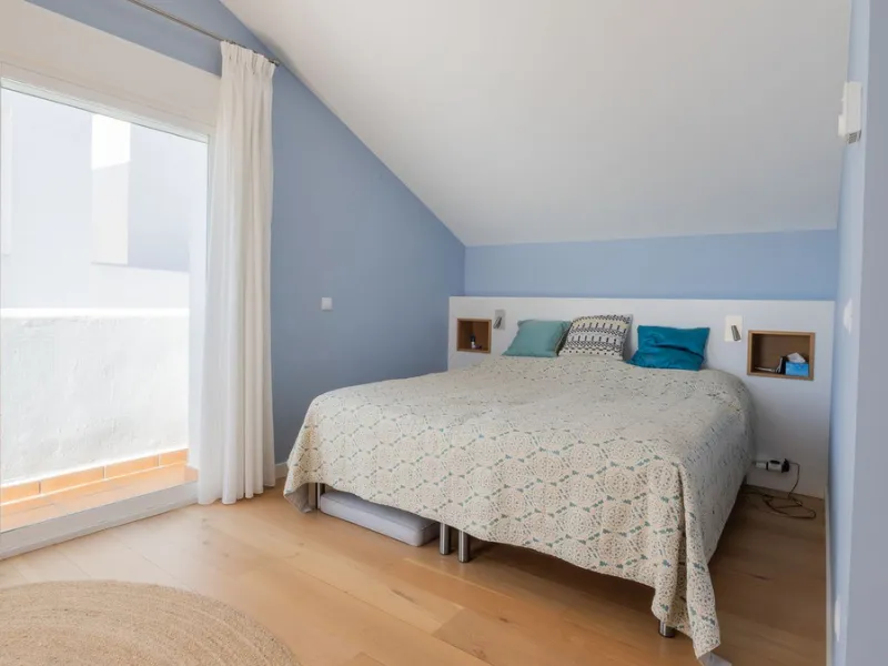 Modern villa with spectacular panoramic views of the Mediterranean, located in one of the most exclusive areas of Benalmádena, next to the Casablanca natural park. In a peaceful setting close to the village, this south-facing, bright property offers spaci