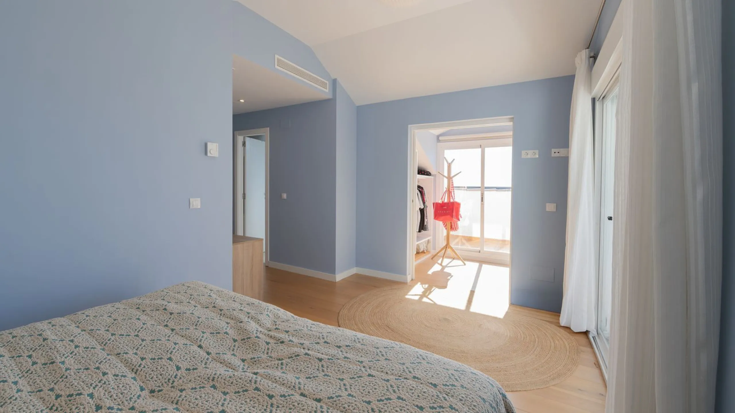 Modern villa with spectacular panoramic views of the Mediterranean, located in one of the most exclusive areas of Benalmádena, next to the Casablanca natural park. In a peaceful setting close to the village, this south-facing, bright property offers spaci