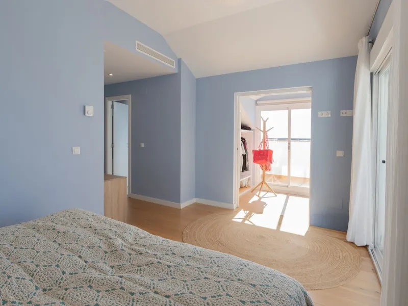 Modern villa with spectacular panoramic views of the Mediterranean, located in one of the most exclusive areas of Benalmádena, next to the Casablanca natural park. In a peaceful setting close to the village, this south-facing, bright property offers spaci