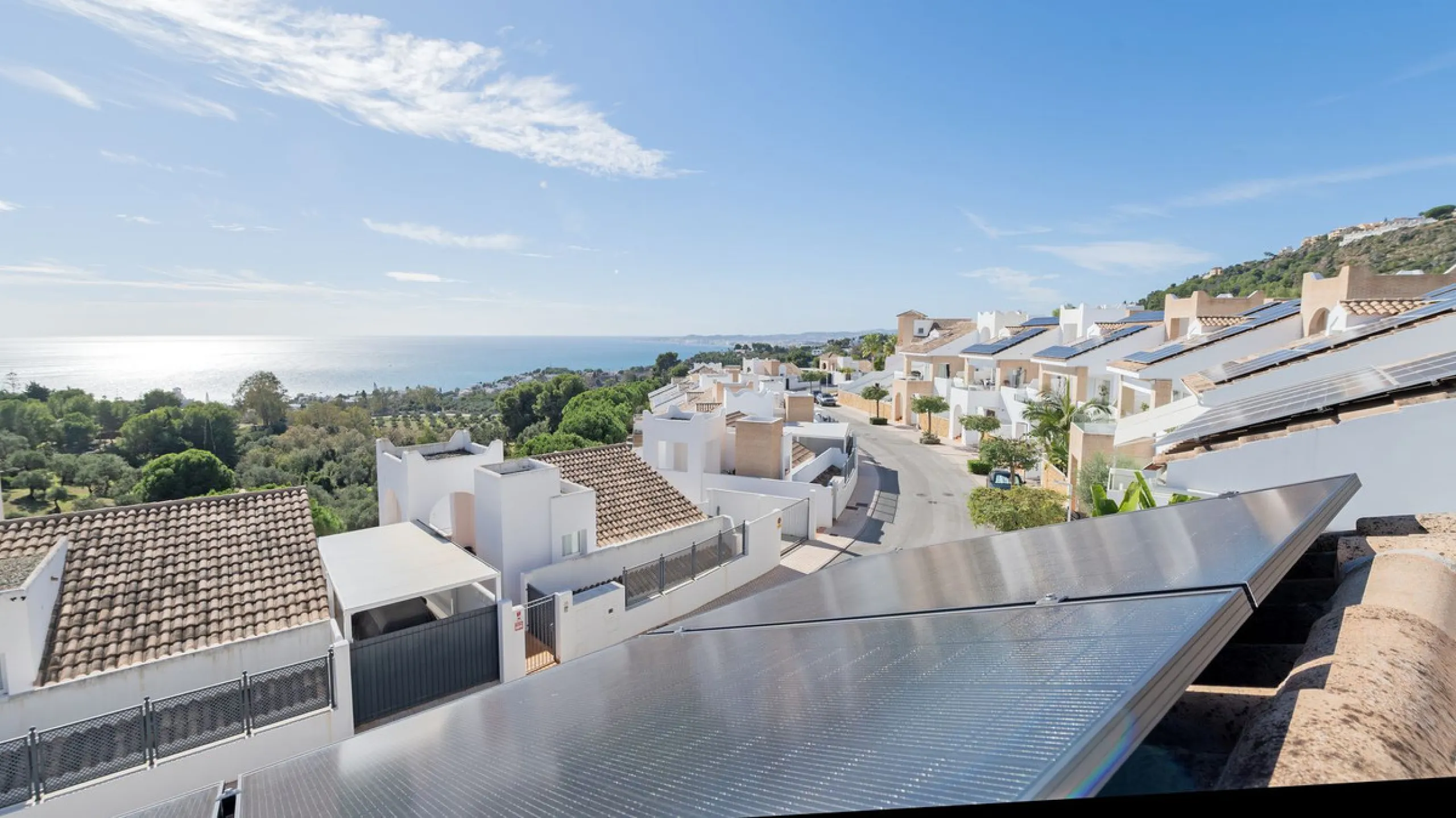 Modern villa with spectacular panoramic views of the Mediterranean, located in one of the most exclusive areas of Benalmádena, next to the Casablanca natural park. In a peaceful setting close to the village, this south-facing, bright property offers spaci