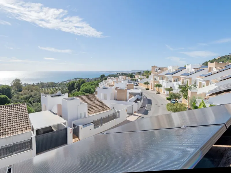 Modern villa with spectacular panoramic views of the Mediterranean, located in one of the most exclusive areas of Benalmádena, next to the Casablanca natural park. In a peaceful setting close to the village, this south-facing, bright property offers spaci
