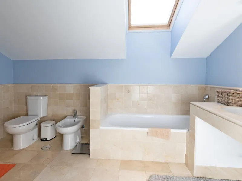 Modern villa with spectacular panoramic views of the Mediterranean, located in one of the most exclusive areas of Benalmádena, next to the Casablanca natural park. In a peaceful setting close to the village, this south-facing, bright property offers spaci