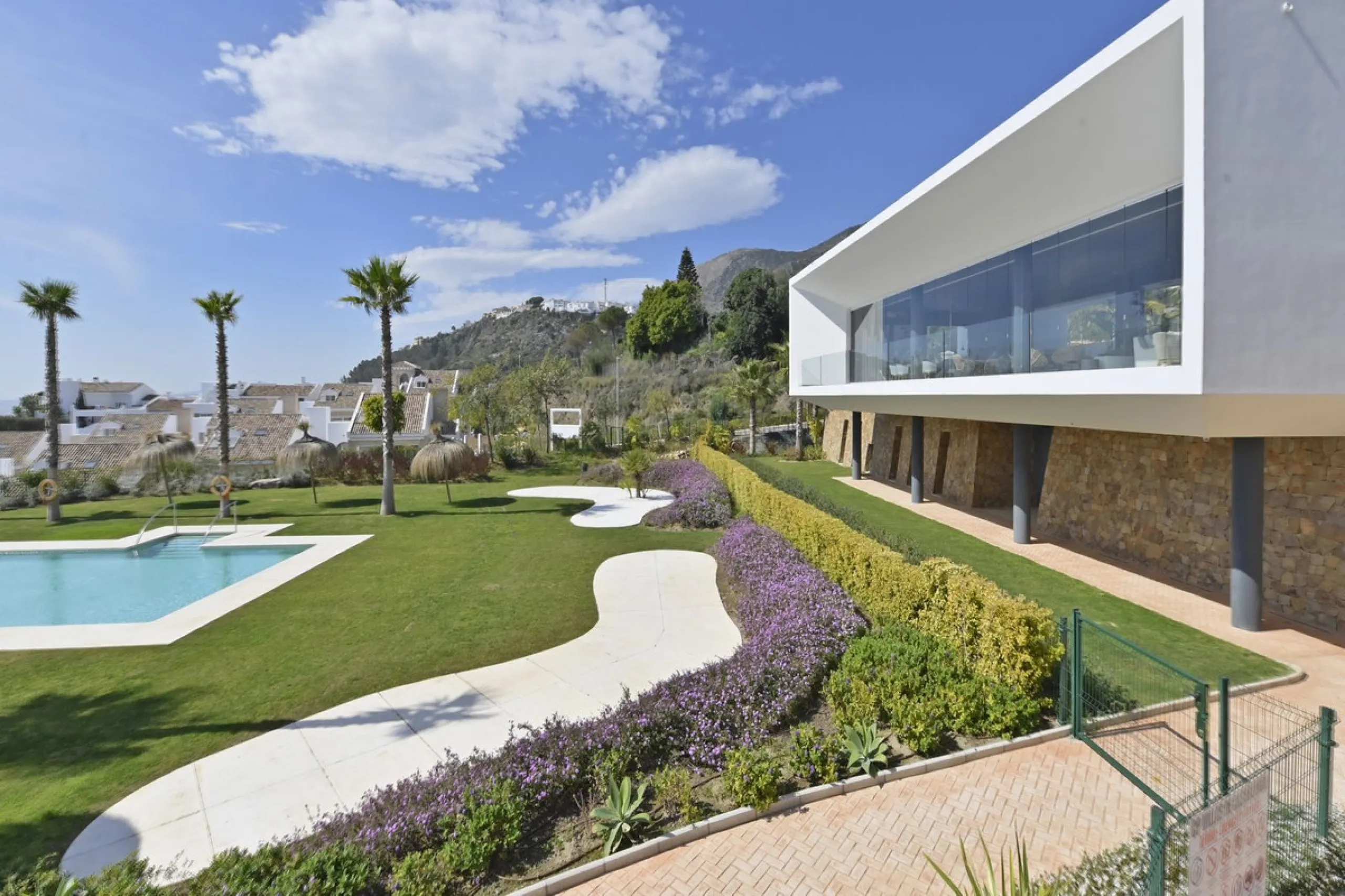 Modern villa with spectacular panoramic views of the Mediterranean, located in one of the most exclusive areas of Benalmádena, next to the Casablanca natural park. In a peaceful setting close to the village, this south-facing, bright property offers spaci