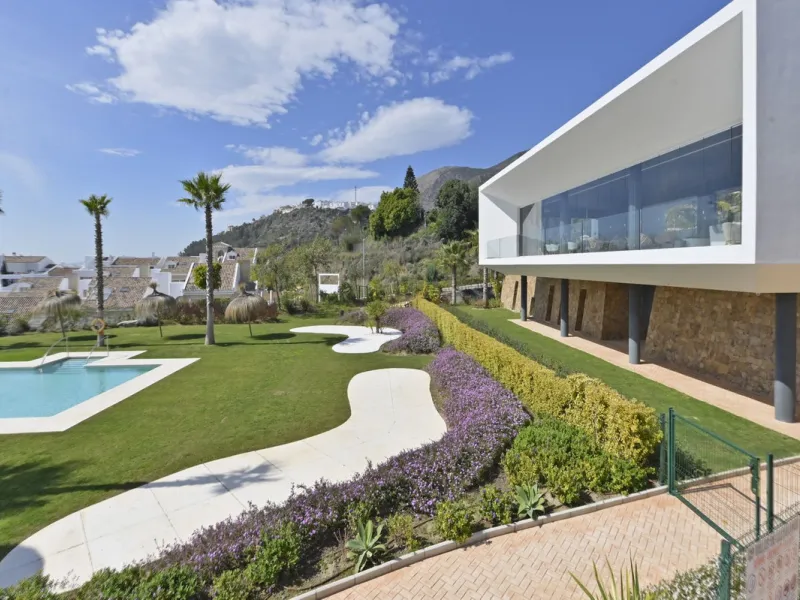 Modern villa with spectacular panoramic views of the Mediterranean, located in one of the most exclusive areas of Benalmádena, next to the Casablanca natural park. In a peaceful setting close to the village, this south-facing, bright property offers spaci