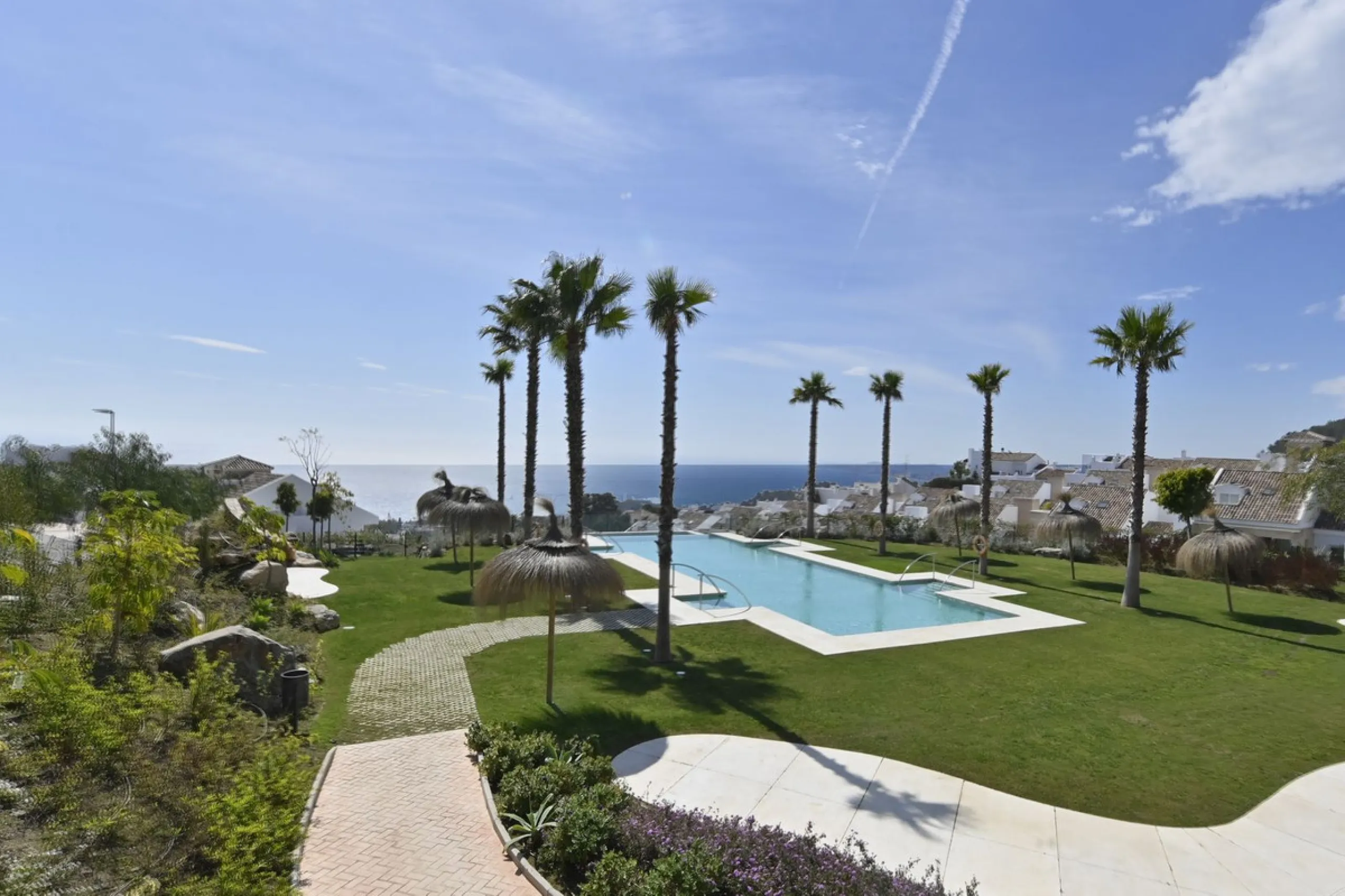 Modern villa with spectacular panoramic views of the Mediterranean, located in one of the most exclusive areas of Benalmádena, next to the Casablanca natural park. In a peaceful setting close to the village, this south-facing, bright property offers spaci