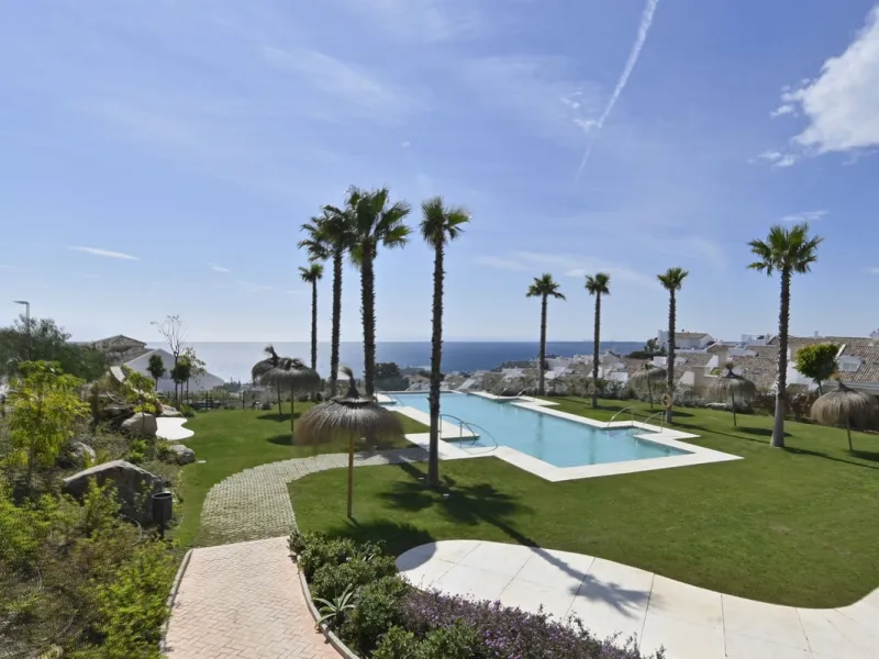 Modern villa with spectacular panoramic views of the Mediterranean, located in one of the most exclusive areas of Benalmádena, next to the Casablanca natural park. In a peaceful setting close to the village, this south-facing, bright property offers spaci