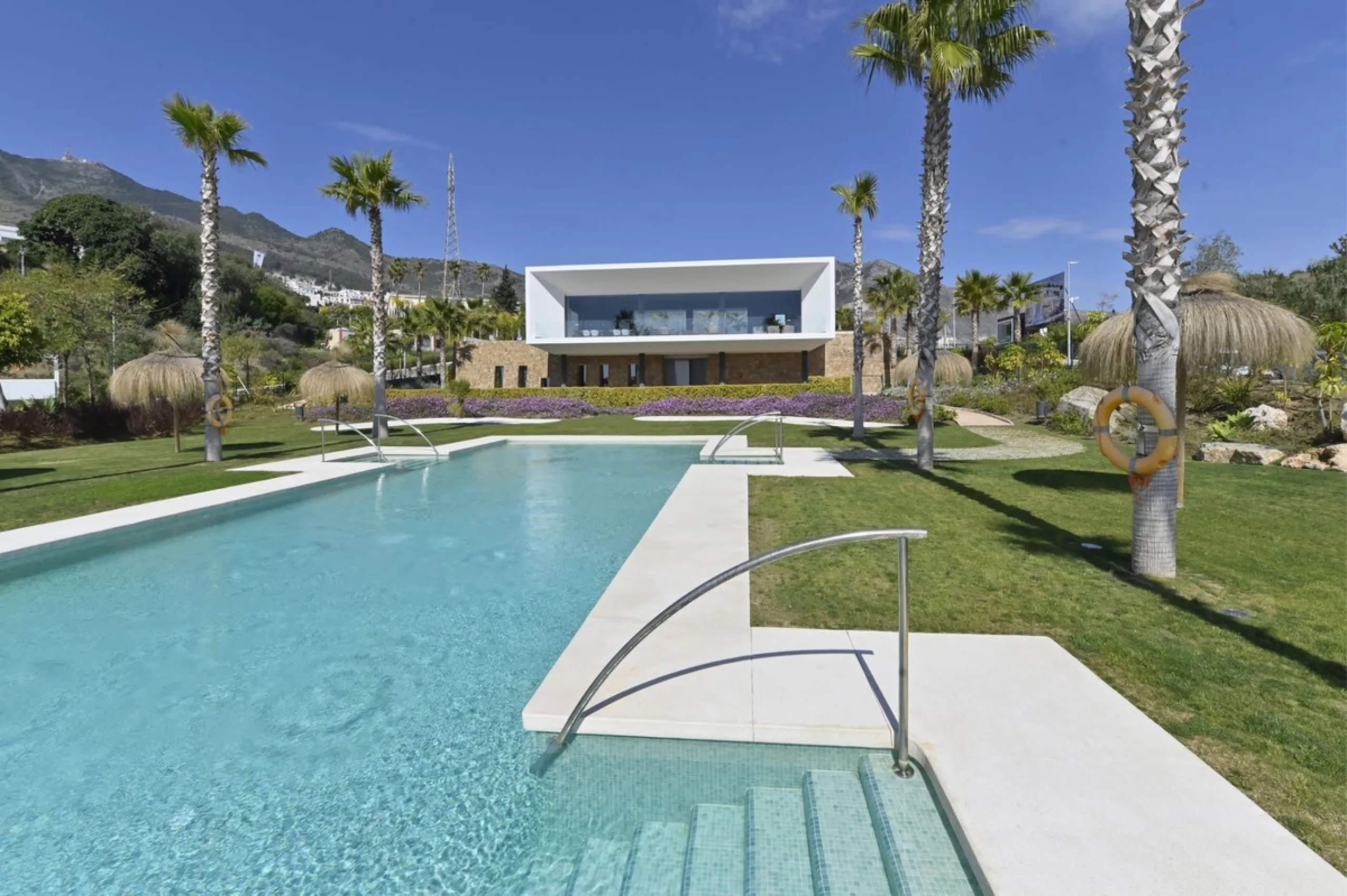 Modern villa with spectacular panoramic views of the Mediterranean, located in one of the most exclusive areas of Benalmádena, next to the Casablanca natural park. In a peaceful setting close to the village, this south-facing, bright property offers spaci