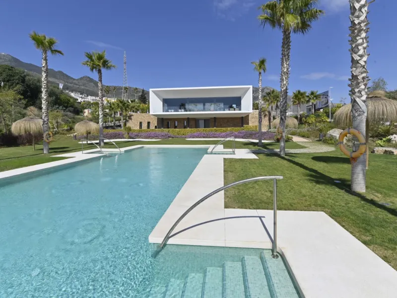 Modern villa with spectacular panoramic views of the Mediterranean, located in one of the most exclusive areas of Benalmádena, next to the Casablanca natural park. In a peaceful setting close to the village, this south-facing, bright property offers spaci