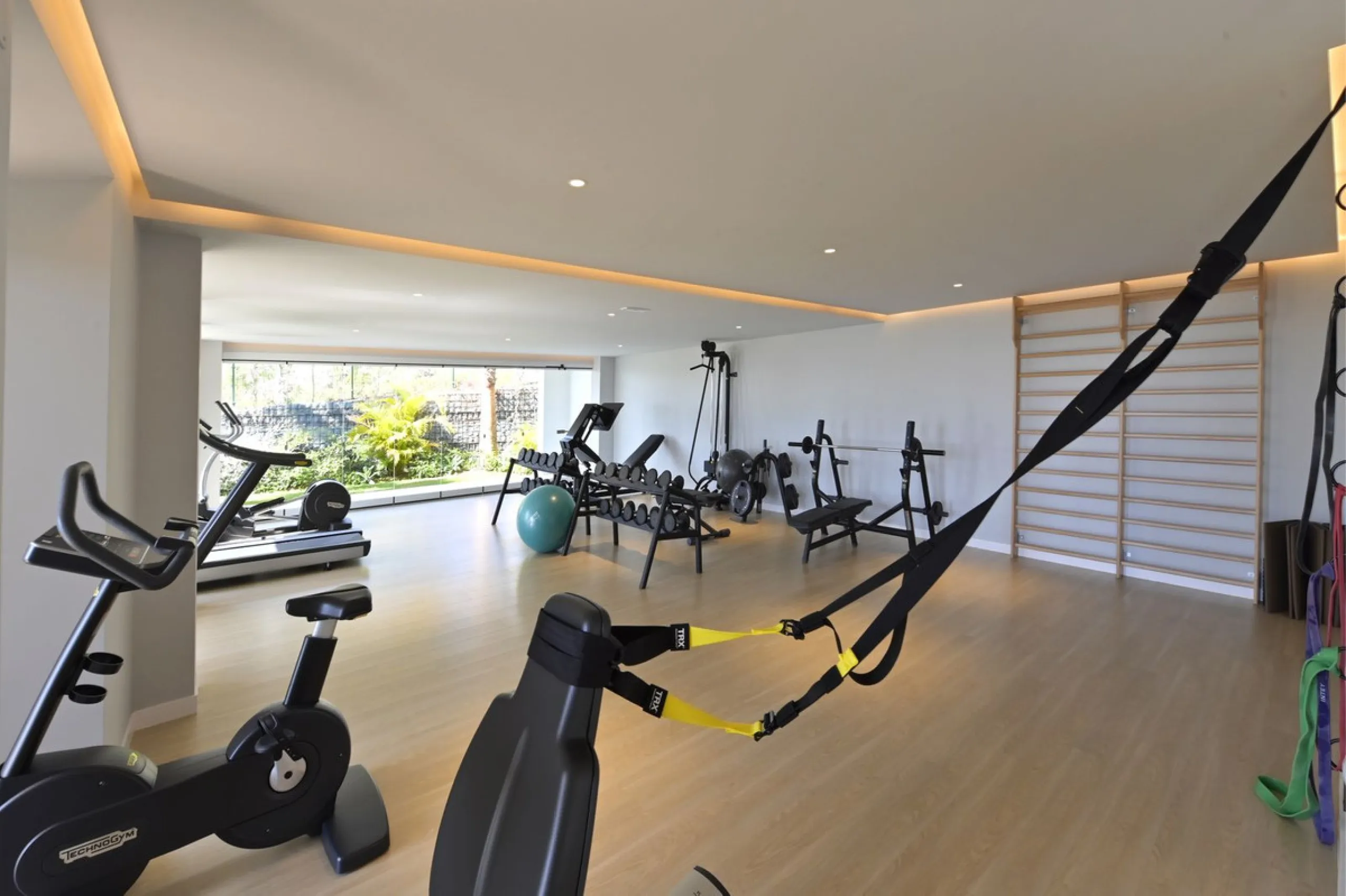 Modern villa with spectacular panoramic views of the Mediterranean, located in one of the most exclusive areas of Benalmádena, next to the Casablanca natural park. In a peaceful setting close to the village, this south-facing, bright property offers spaci