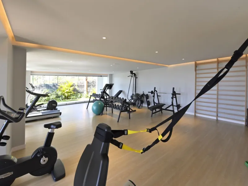 Modern villa with spectacular panoramic views of the Mediterranean, located in one of the most exclusive areas of Benalmádena, next to the Casablanca natural park. In a peaceful setting close to the village, this south-facing, bright property offers spaci