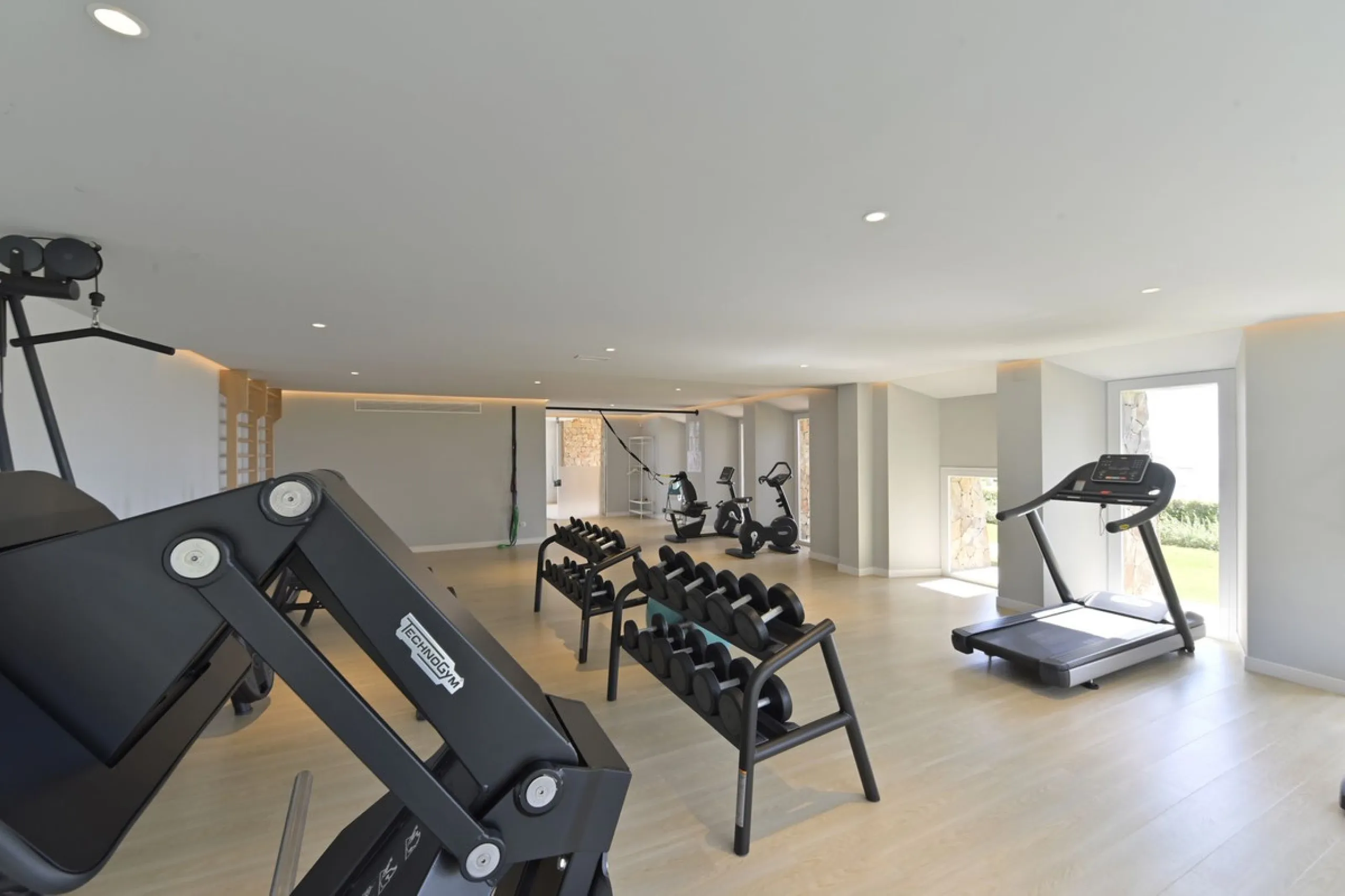 Modern villa with spectacular panoramic views of the Mediterranean, located in one of the most exclusive areas of Benalmádena, next to the Casablanca natural park. In a peaceful setting close to the village, this south-facing, bright property offers spaci