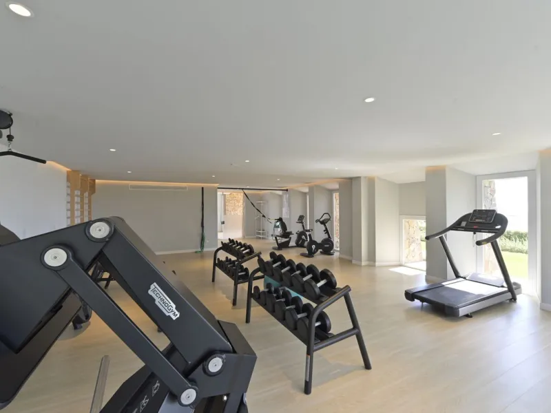 Modern villa with spectacular panoramic views of the Mediterranean, located in one of the most exclusive areas of Benalmádena, next to the Casablanca natural park. In a peaceful setting close to the village, this south-facing, bright property offers spaci