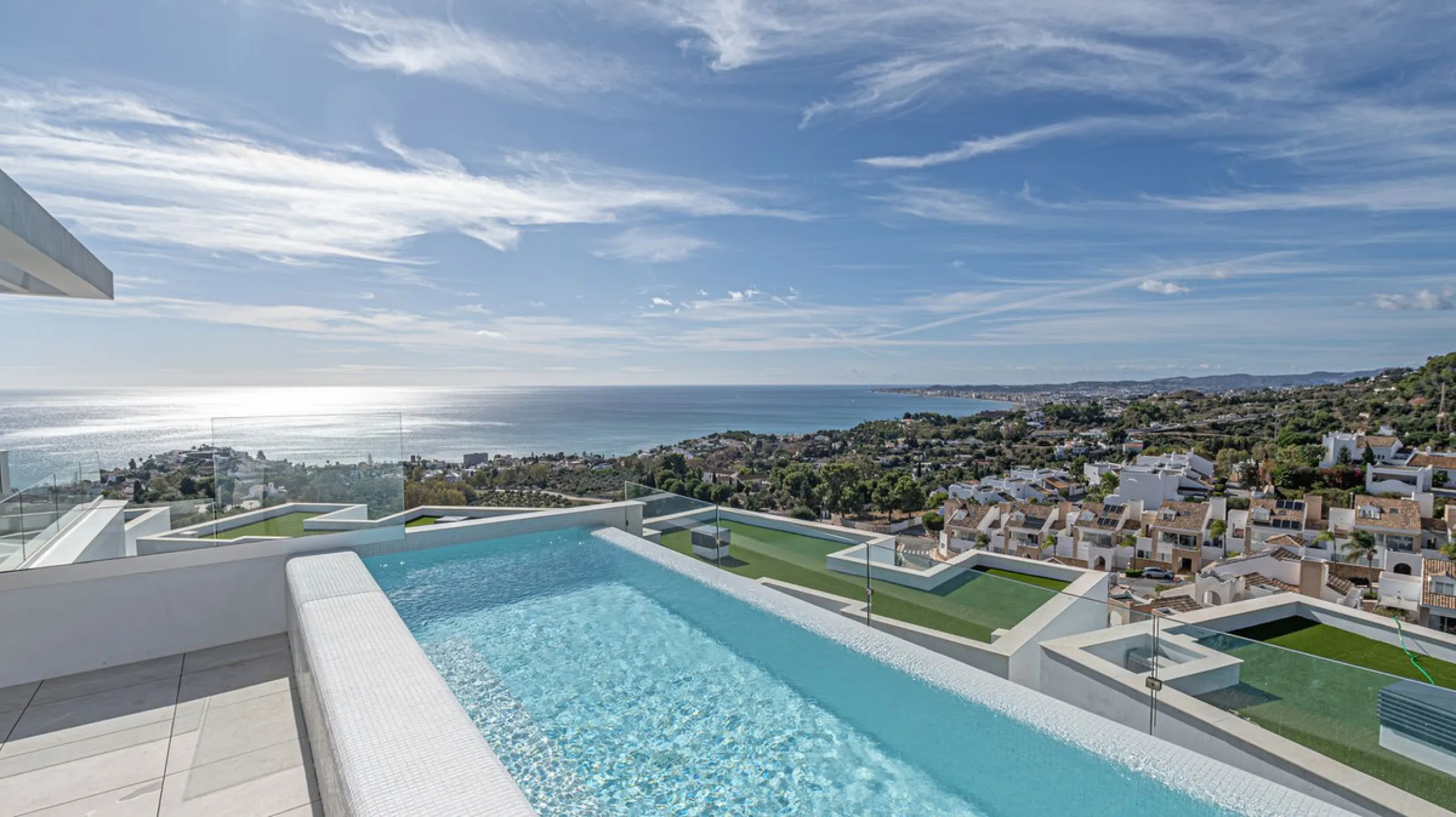 House - Detached Villa в продаже в Benalmadena, Málaga. В доме 4 спален и 5 ванных комнат. Площадь дома 210 м²