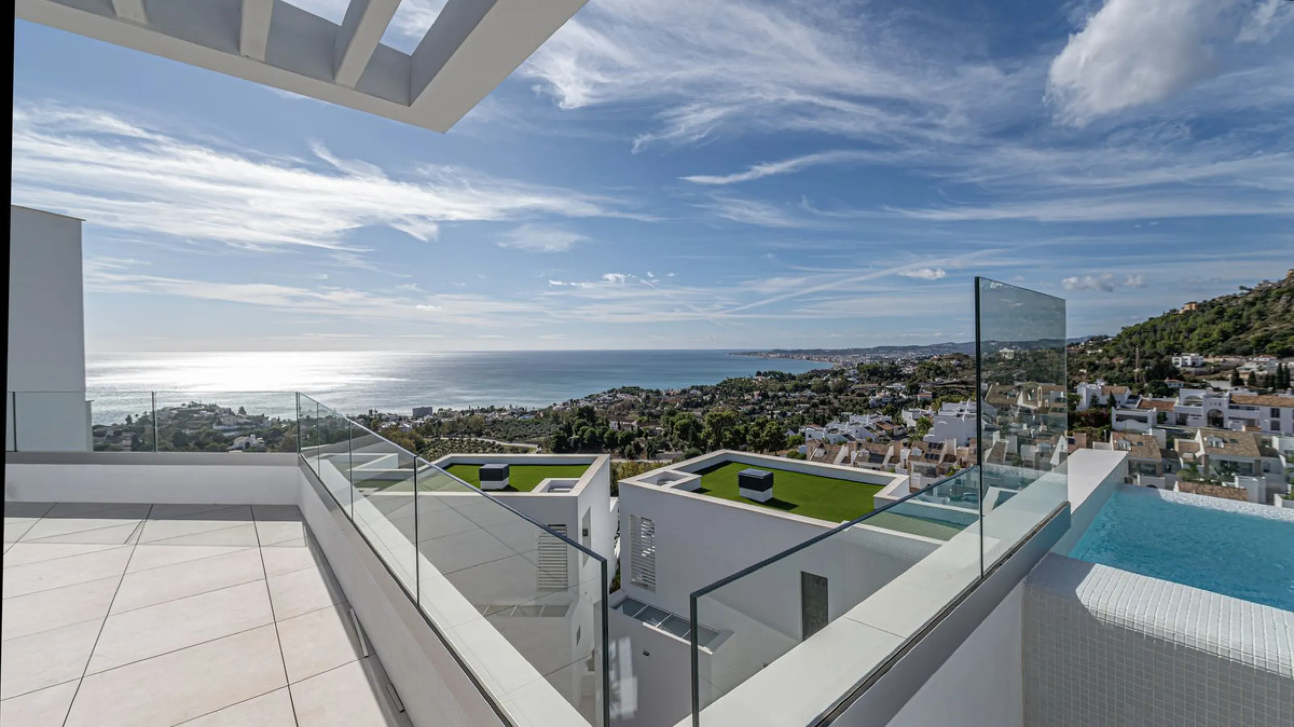 House - Detached Villa в продаже в Benalmadena, Málaga. В доме 4 спален и 5 ванных комнат. Площадь дома 210 м²