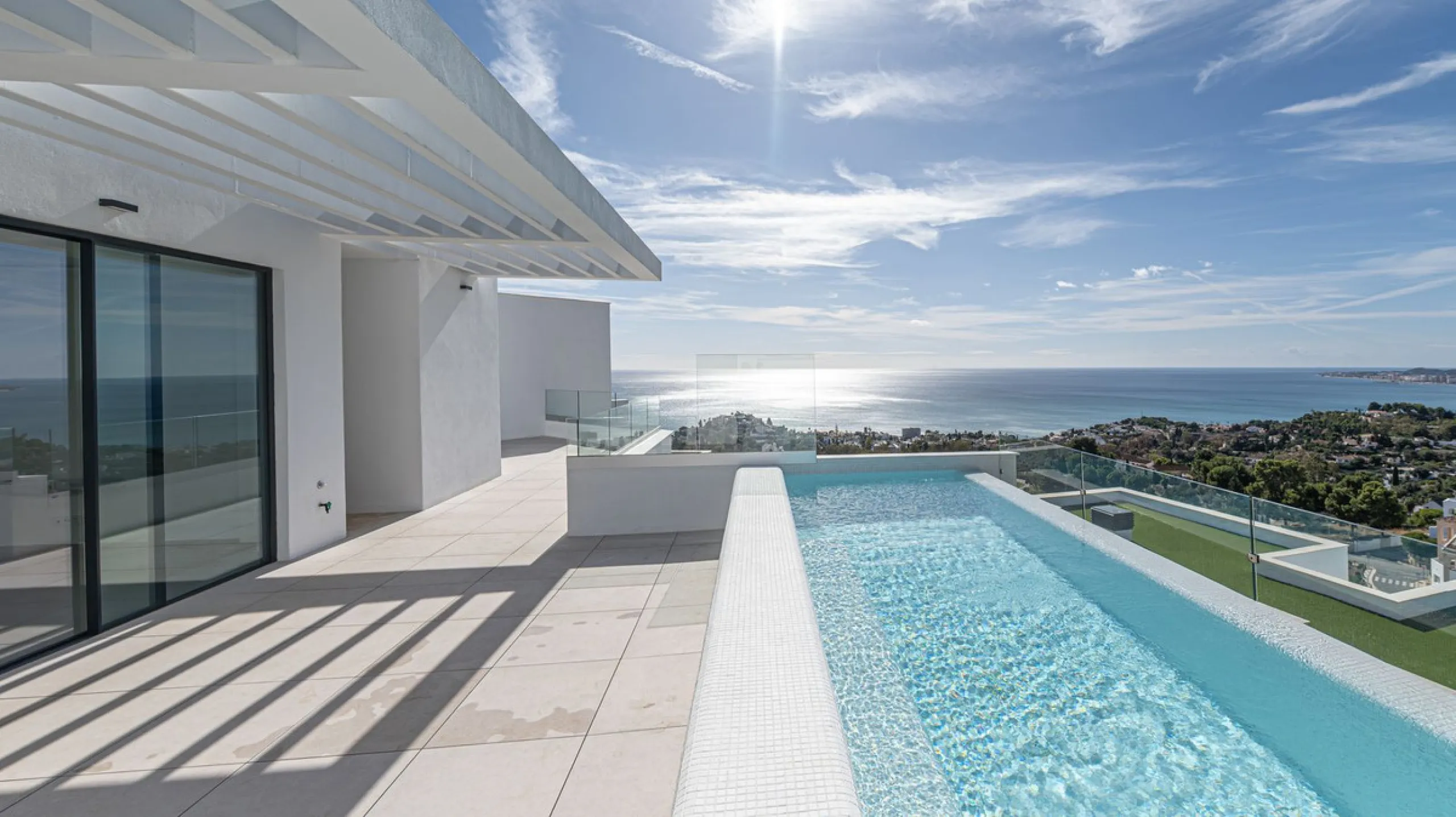 House - Detached Villa в продаже в Benalmadena, Málaga. В доме 4 спален и 5 ванных комнат. Площадь дома 210 м²