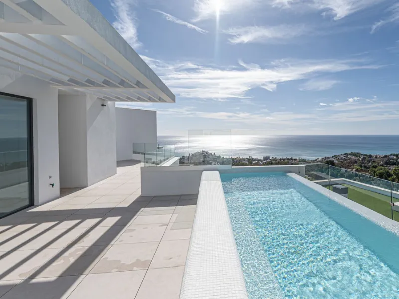 House - Detached Villa в продаже в Benalmadena, Málaga. В доме 4 спален и 5 ванных комнат. Площадь дома 210 м²