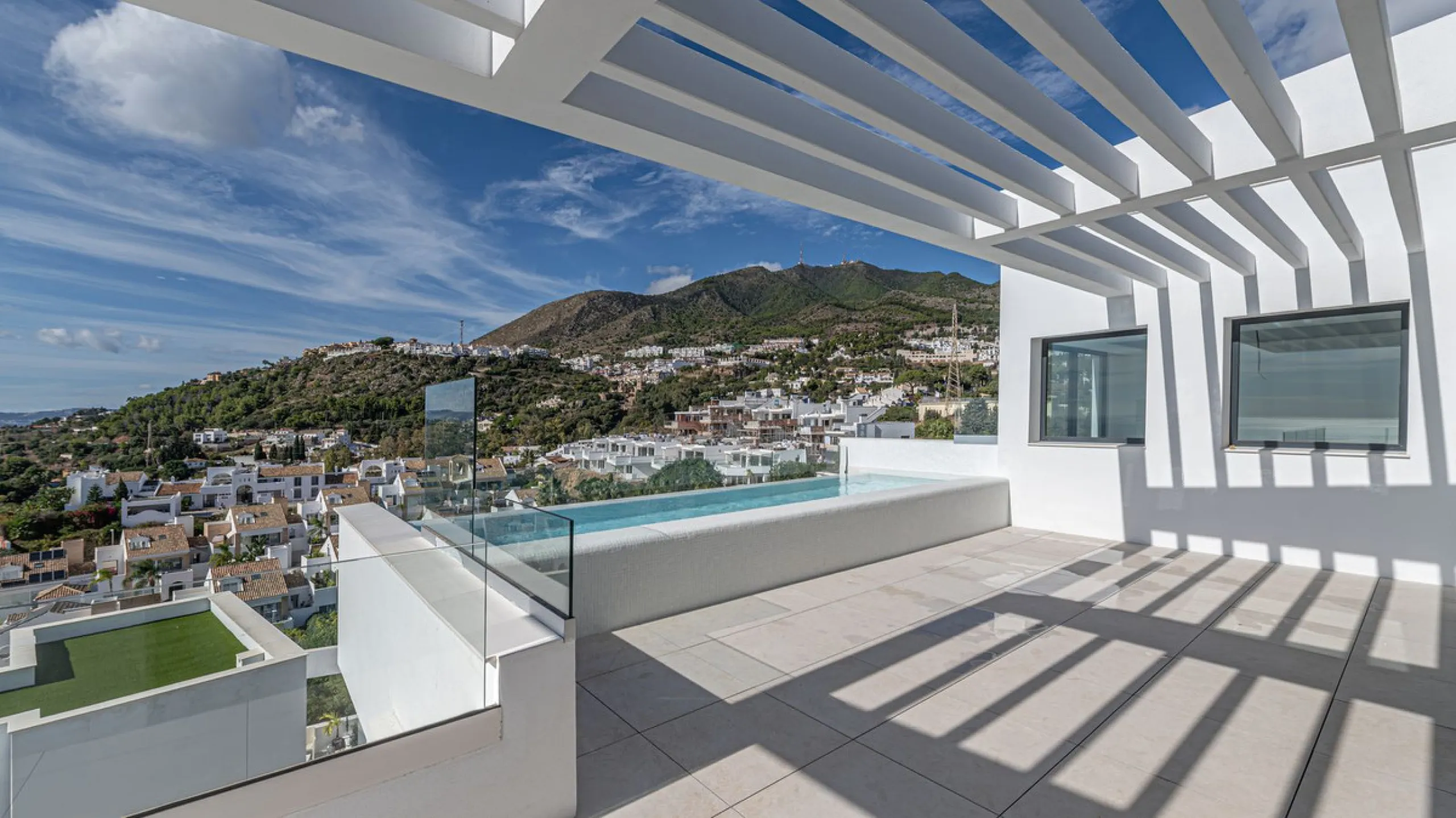 House - Detached Villa в продаже в Benalmadena, Málaga. В доме 4 спален и 5 ванных комнат. Площадь дома 210 м²
