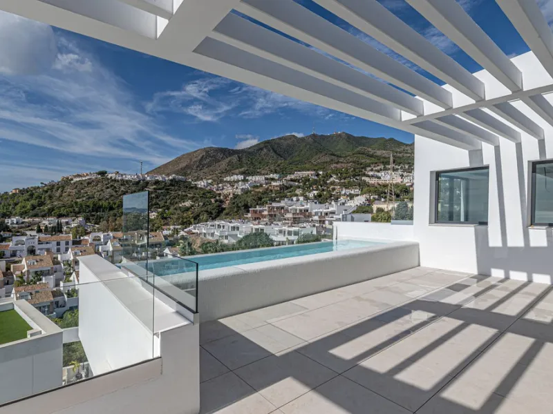 House - Detached Villa в продаже в Benalmadena, Málaga. В доме 4 спален и 5 ванных комнат. Площадь дома 210 м²