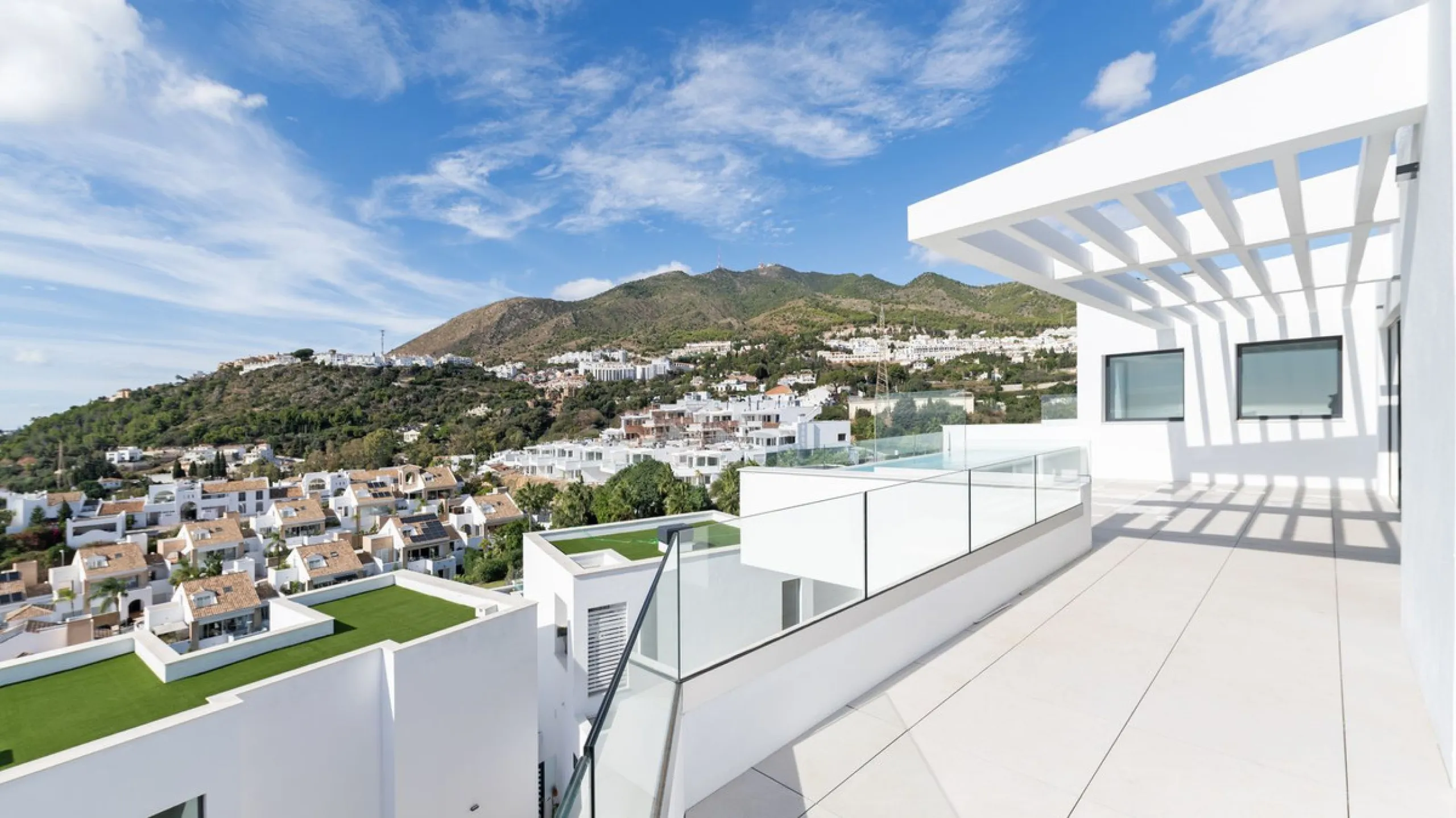 House - Detached Villa в продаже в Benalmadena, Málaga. В доме 4 спален и 5 ванных комнат. Площадь дома 210 м²
