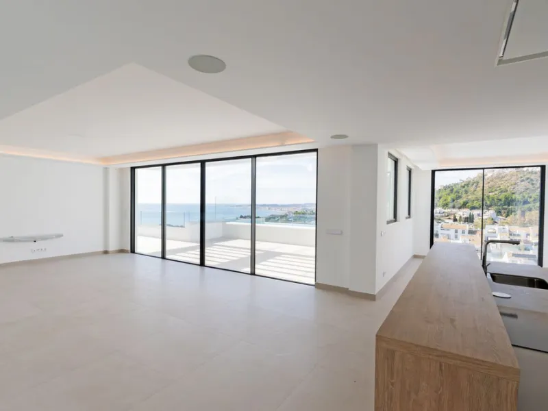 House - Detached Villa в продаже в Benalmadena, Málaga. В доме 4 спален и 5 ванных комнат. Площадь дома 210 м²