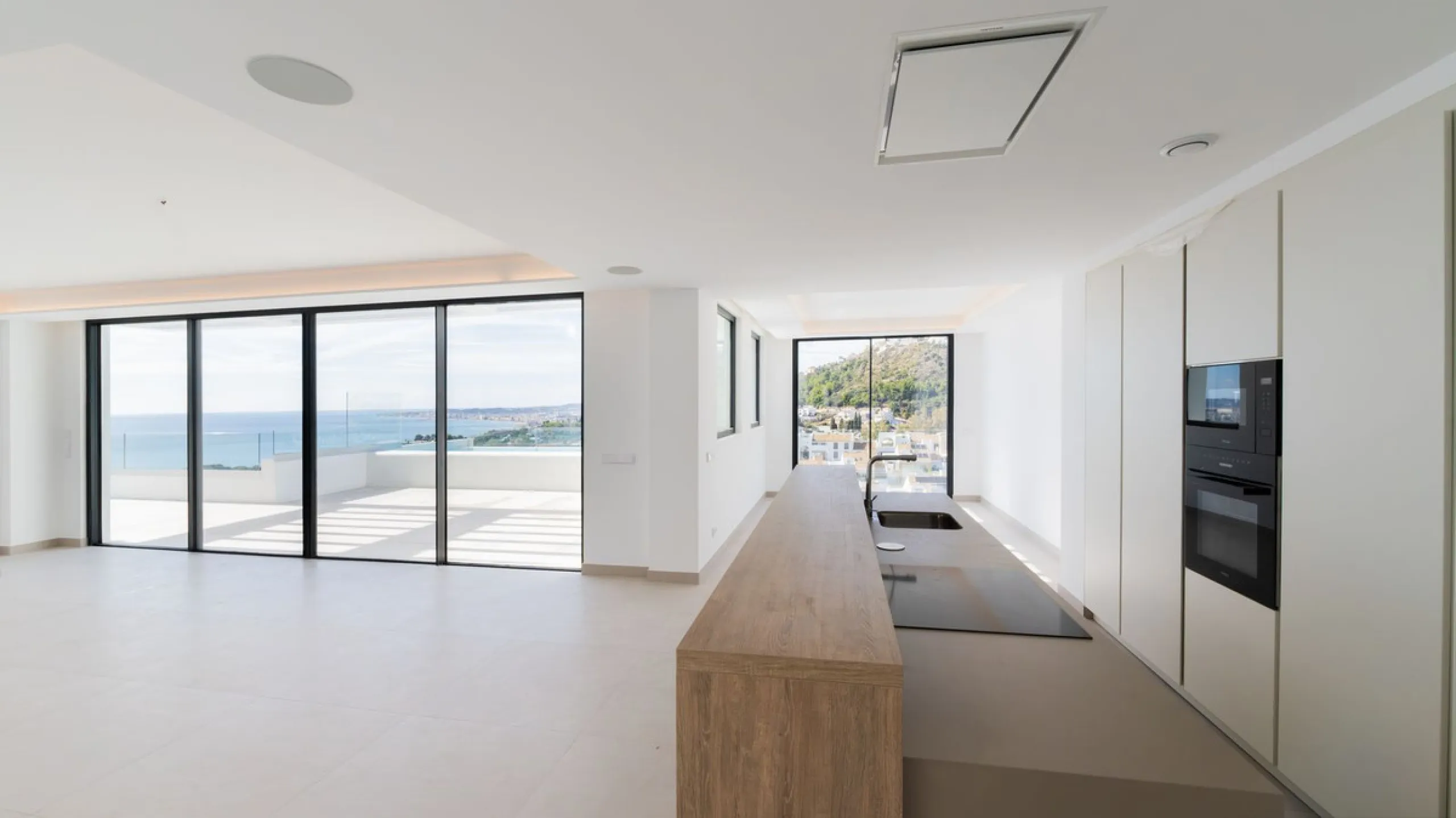 House - Detached Villa в продаже в Benalmadena, Málaga. В доме 4 спален и 5 ванных комнат. Площадь дома 210 м²