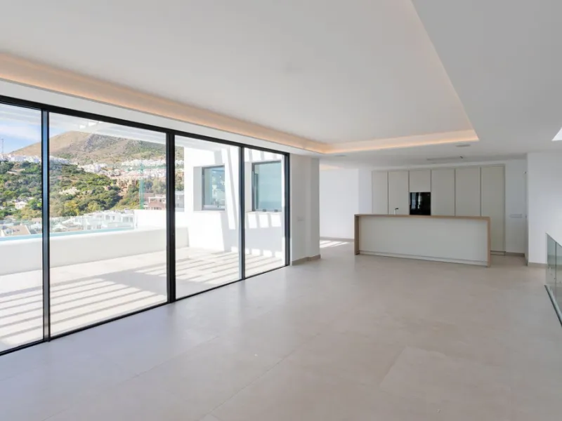 House - Detached Villa в продаже в Benalmadena, Málaga. В доме 4 спален и 5 ванных комнат. Площадь дома 210 м²