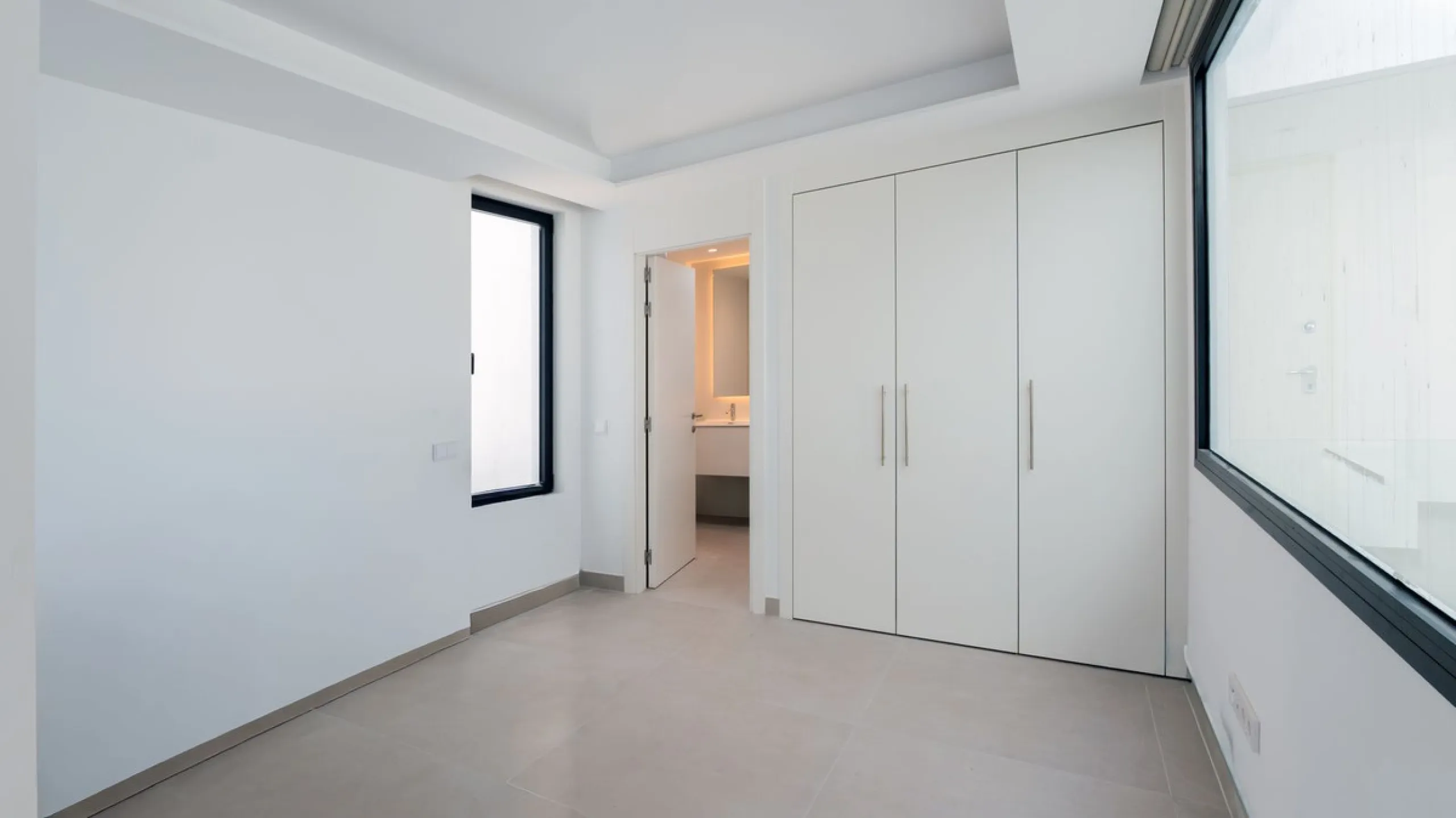 House - Detached Villa в продаже в Benalmadena, Málaga. В доме 4 спален и 5 ванных комнат. Площадь дома 210 м²
